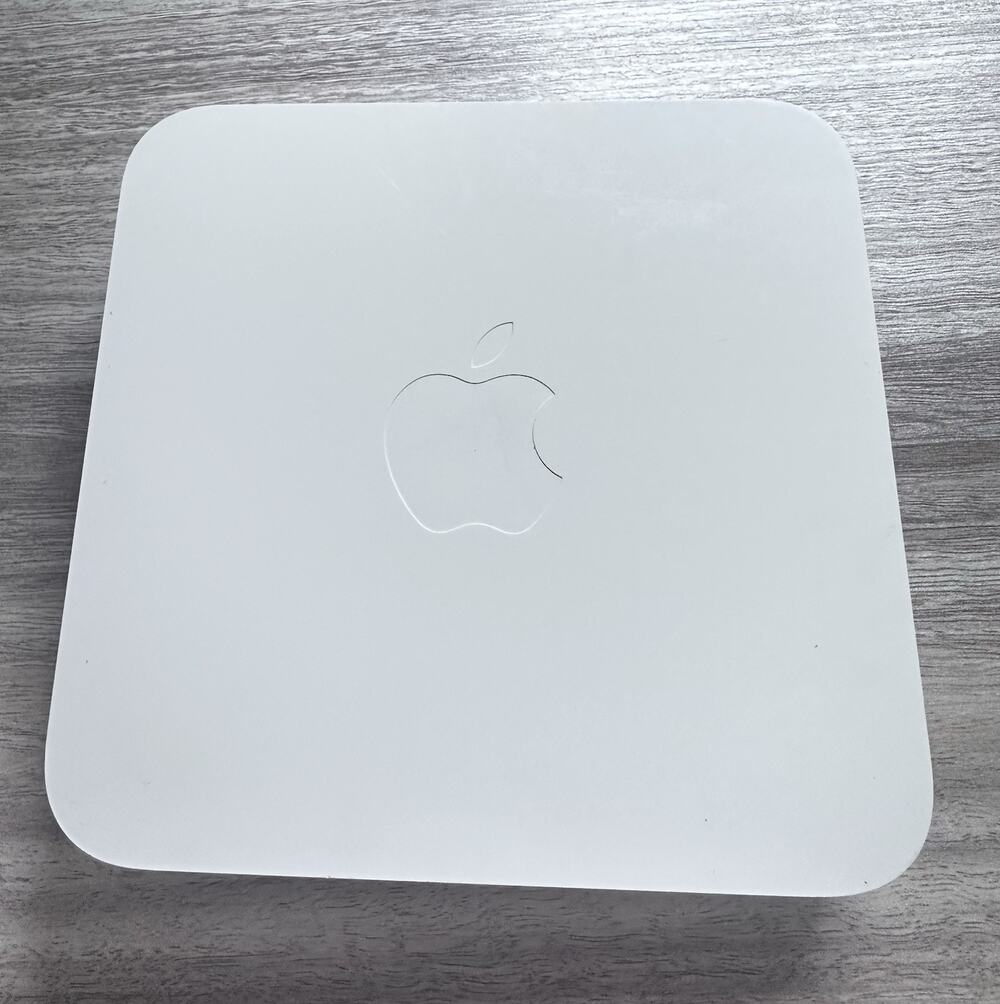 Apple A148 Wireless WiFi Dual Band Router Base Station W/Power Adapter